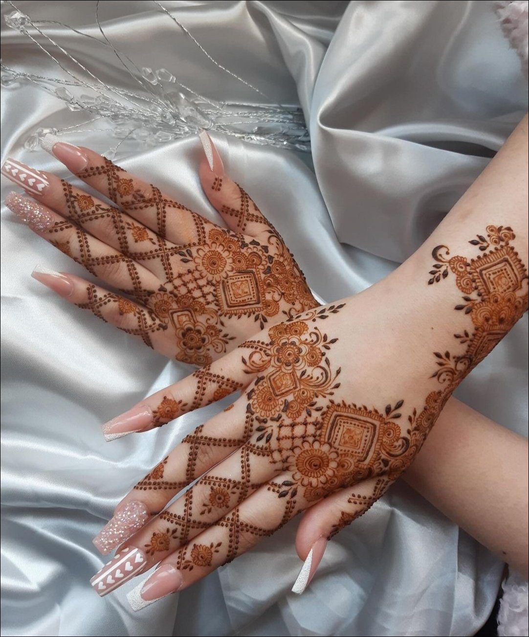 instagram-modern-back-hand-mehndi-design