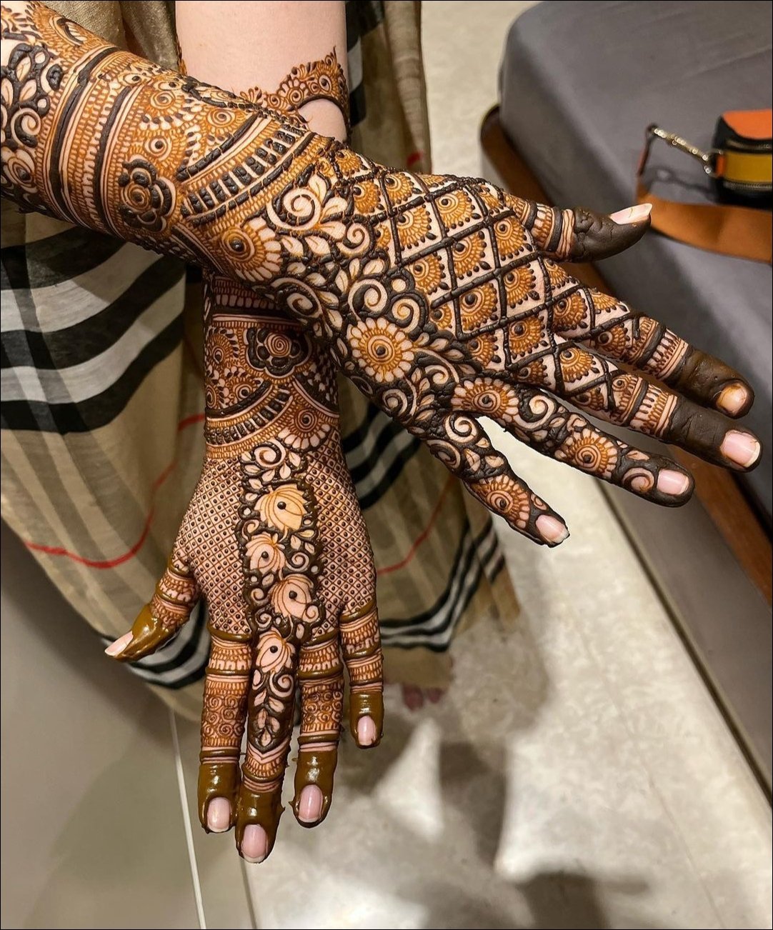 simple-back-hand-mehndi-design