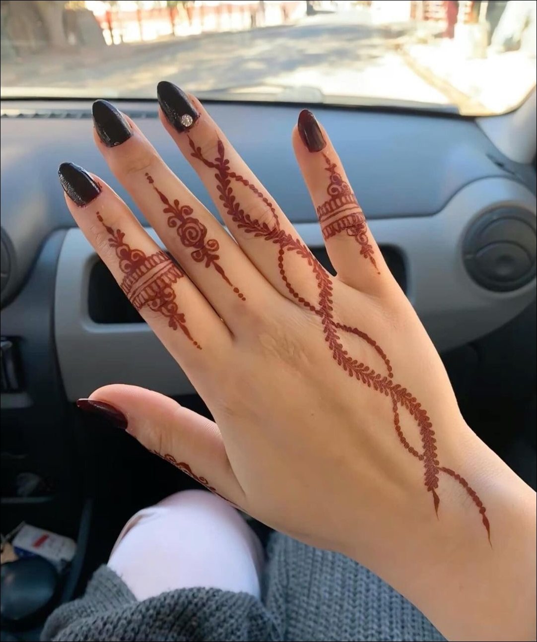 simple-back-hand-mehndi-design